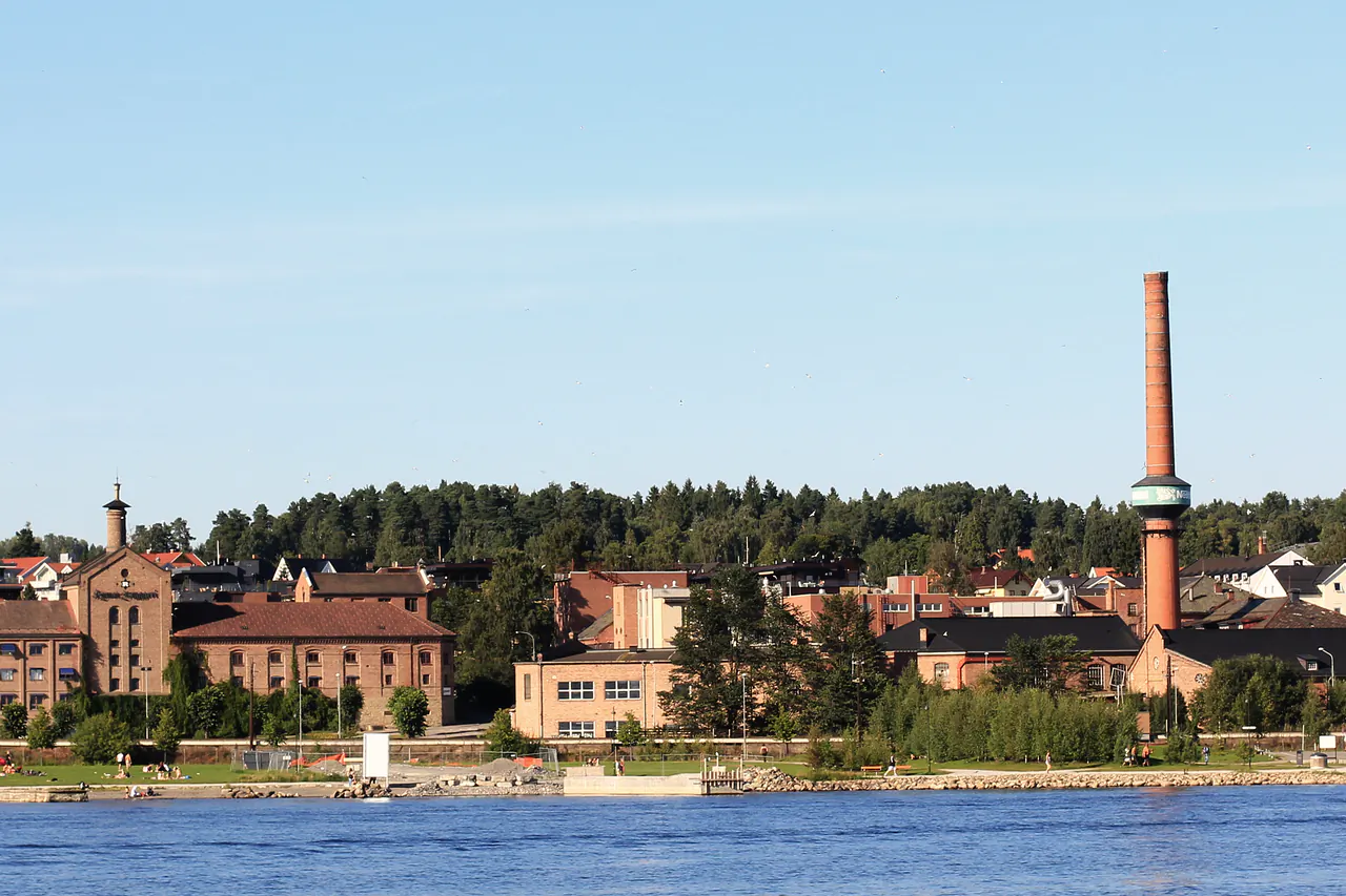 Hamar sett fra Mjøsa, med det gamle bryggeriet og pipa ved vannet