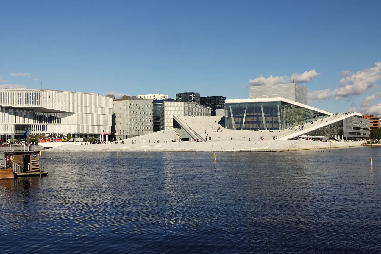 Operahuset i Bjørvika sett fra vannet i Oslo